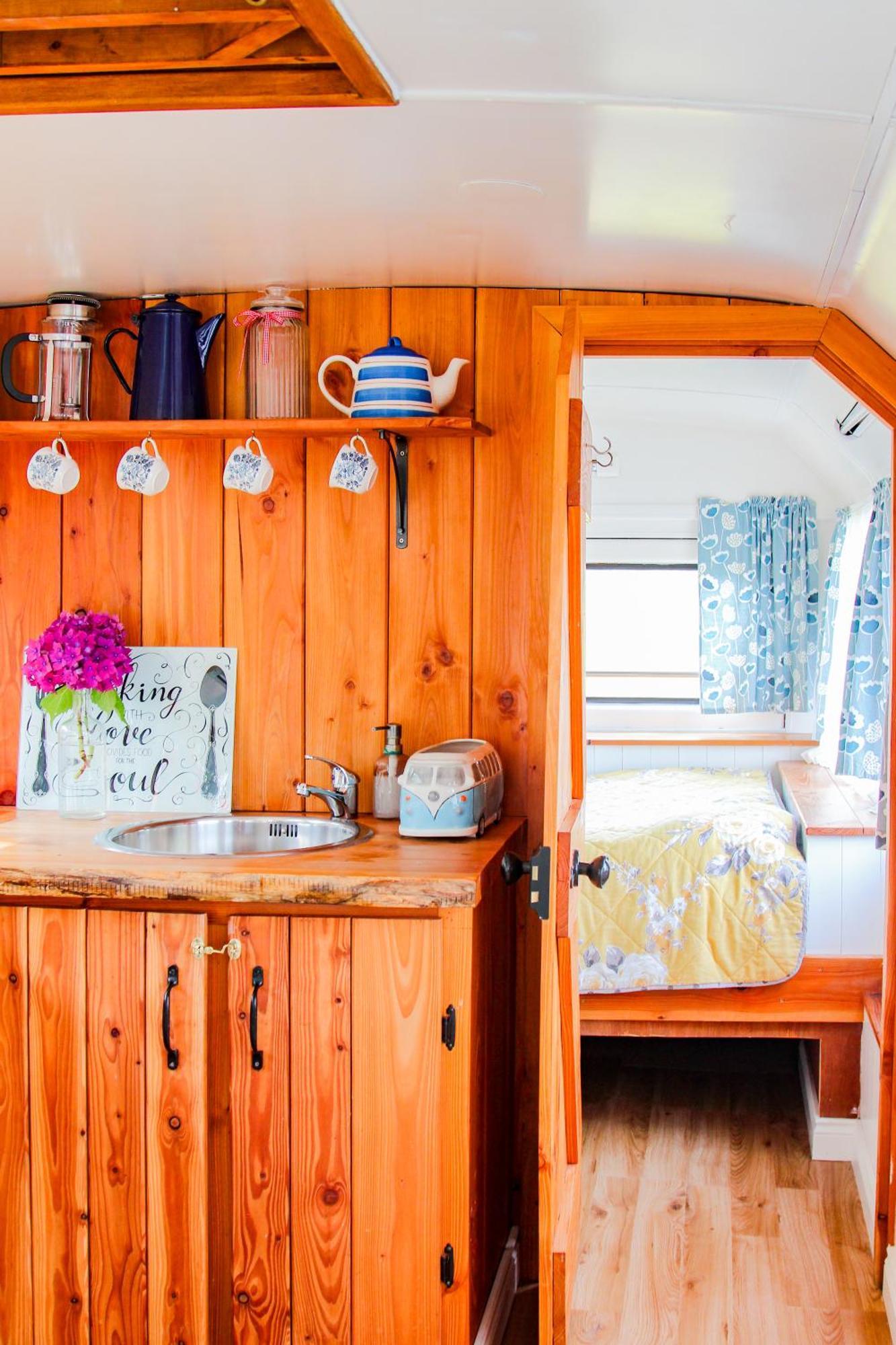 Hotel Double Decker Bus At Valentia Island Escape Chapeltown Exterior foto