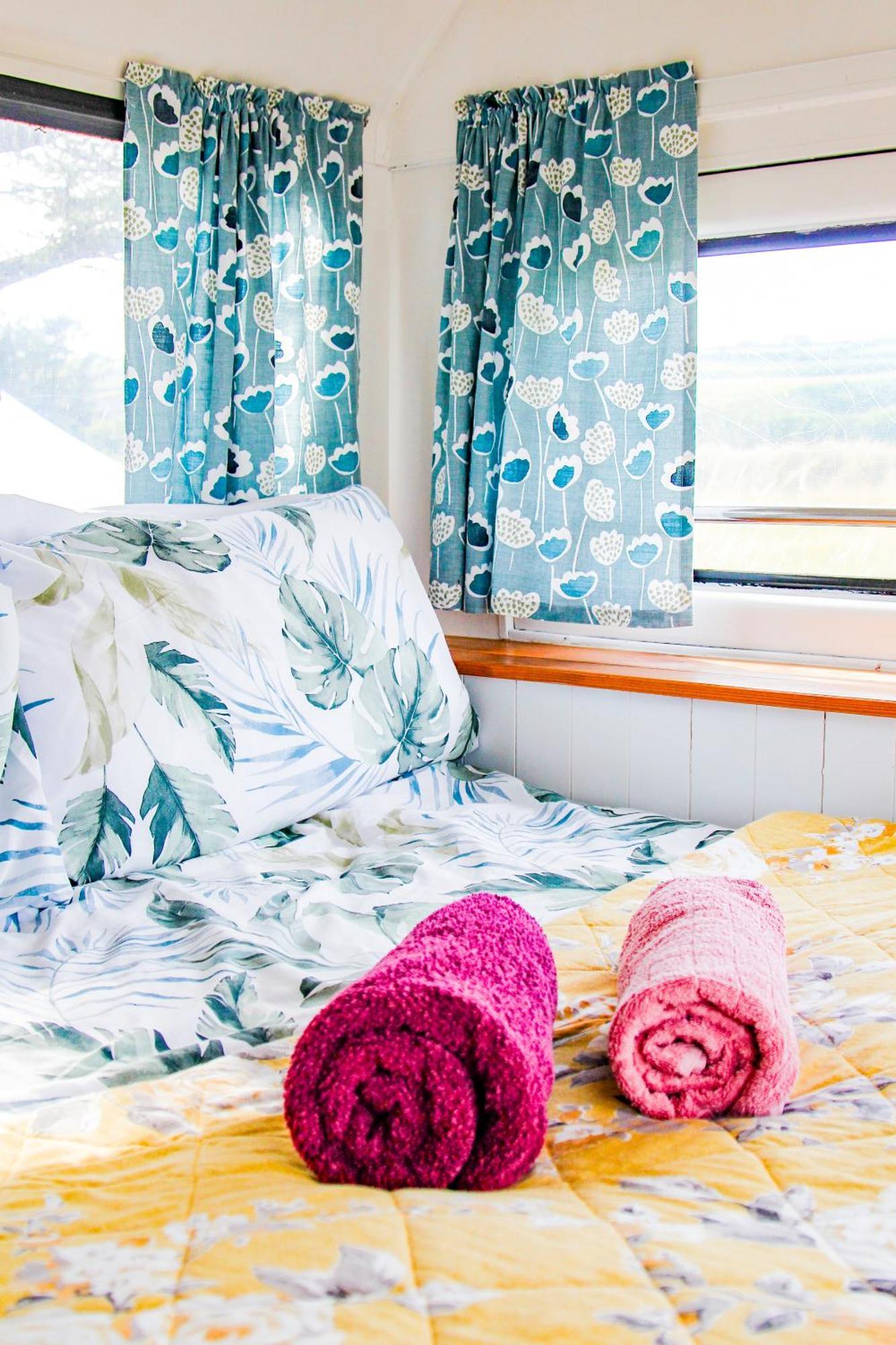 Hotel Double Decker Bus At Valentia Island Escape Chapeltown Exterior foto