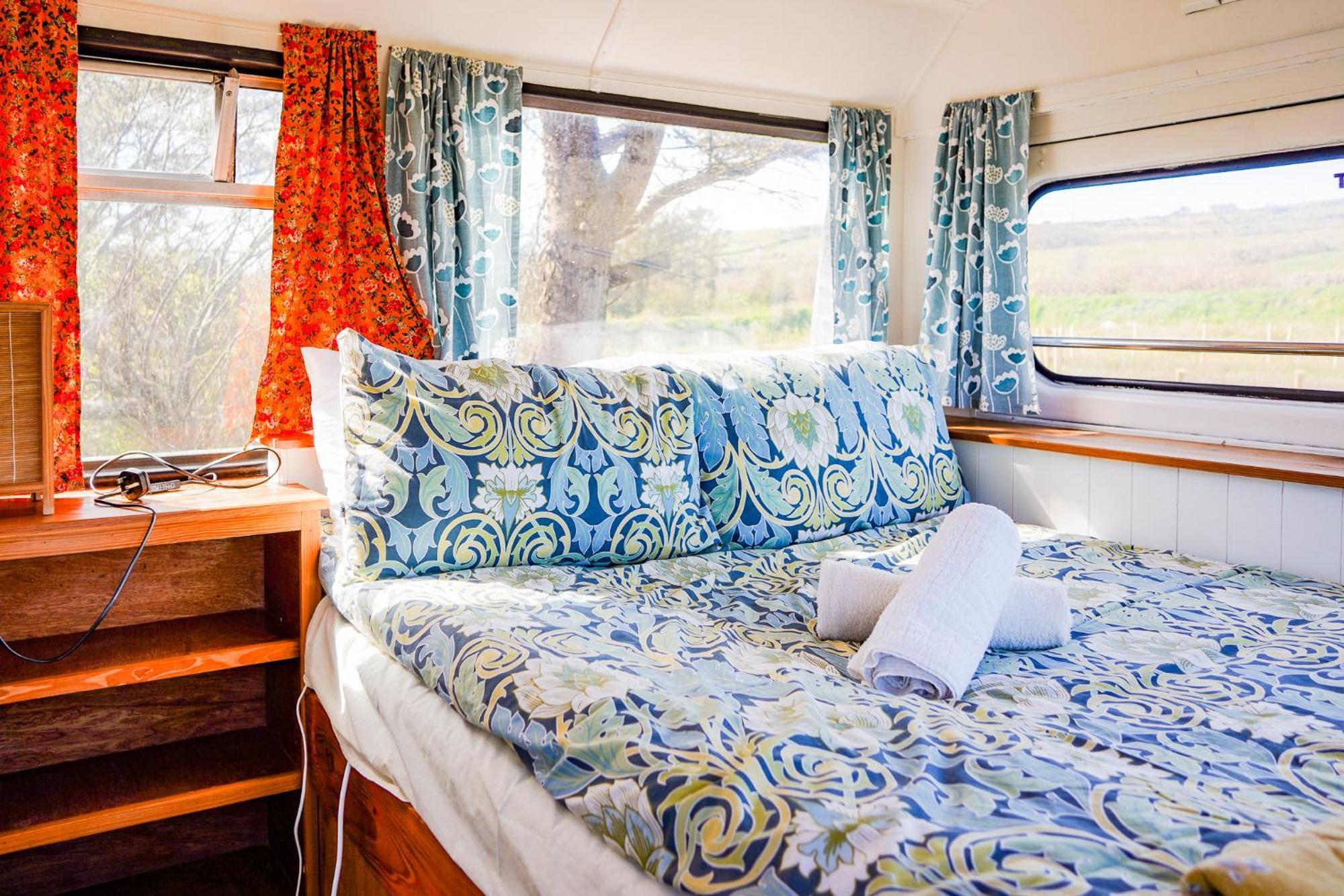 Hotel Double Decker Bus At Valentia Island Escape Chapeltown Exterior foto