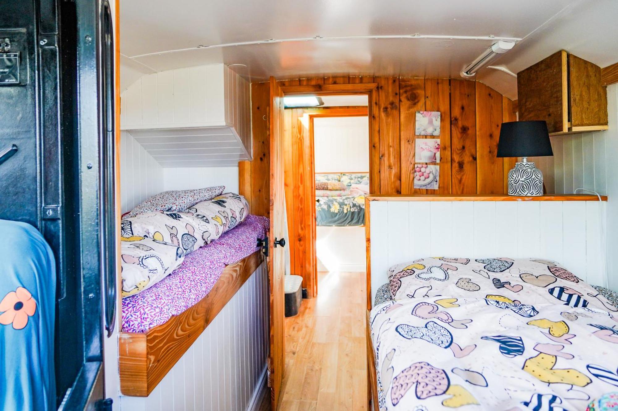 Hotel Double Decker Bus At Valentia Island Escape Chapeltown Exterior foto
