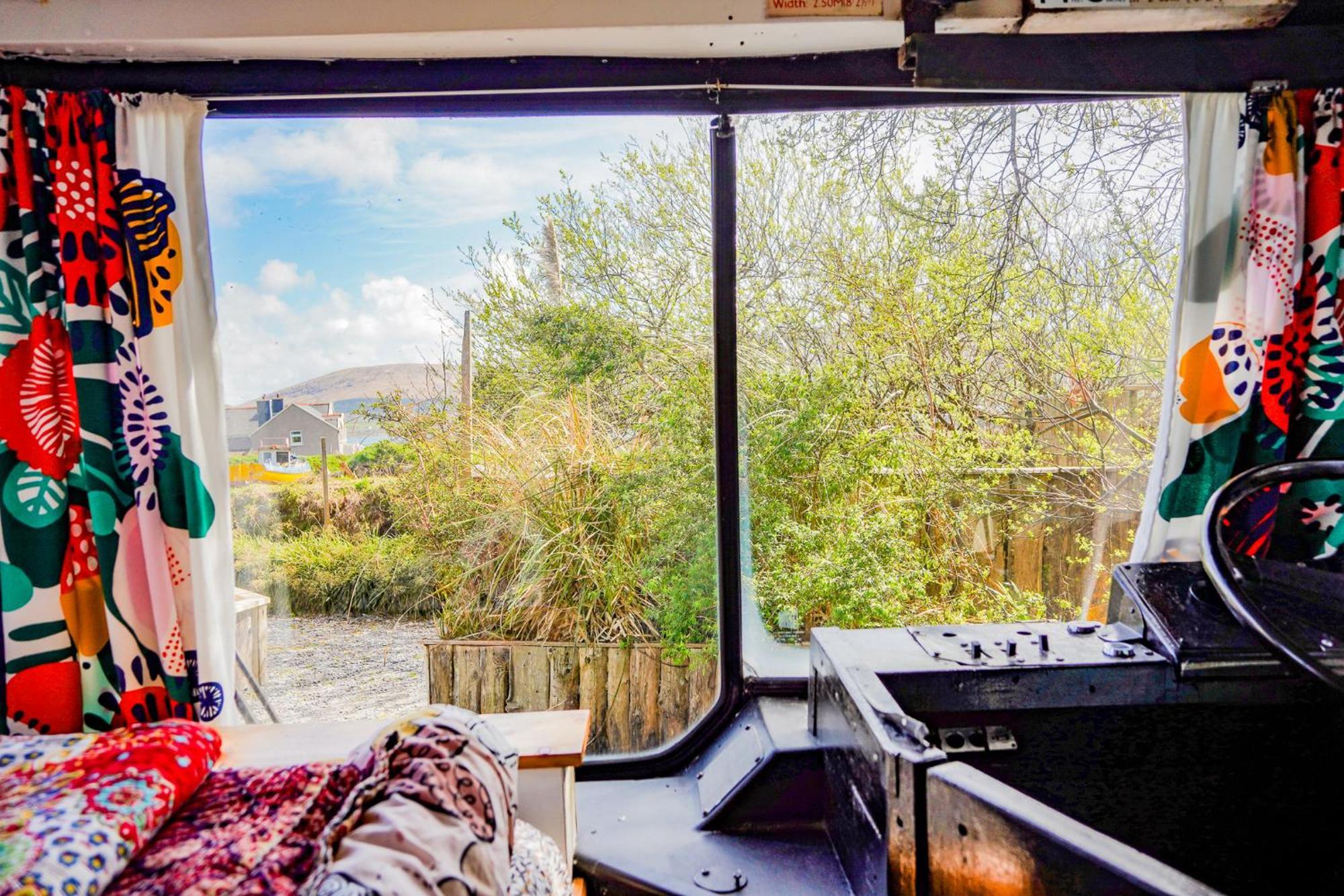 Hotel Double Decker Bus At Valentia Island Escape Chapeltown Exterior foto